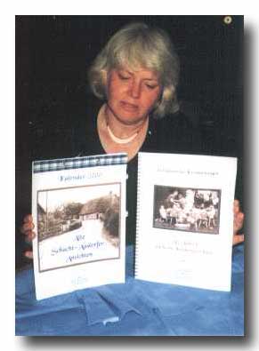 Birgit Köller mit Kalender und Buch